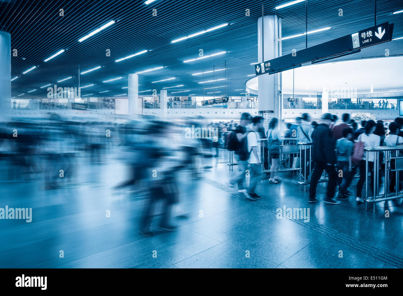 Passagieren Bewegungsunschärfe in u-Bahnstation Stockfoto