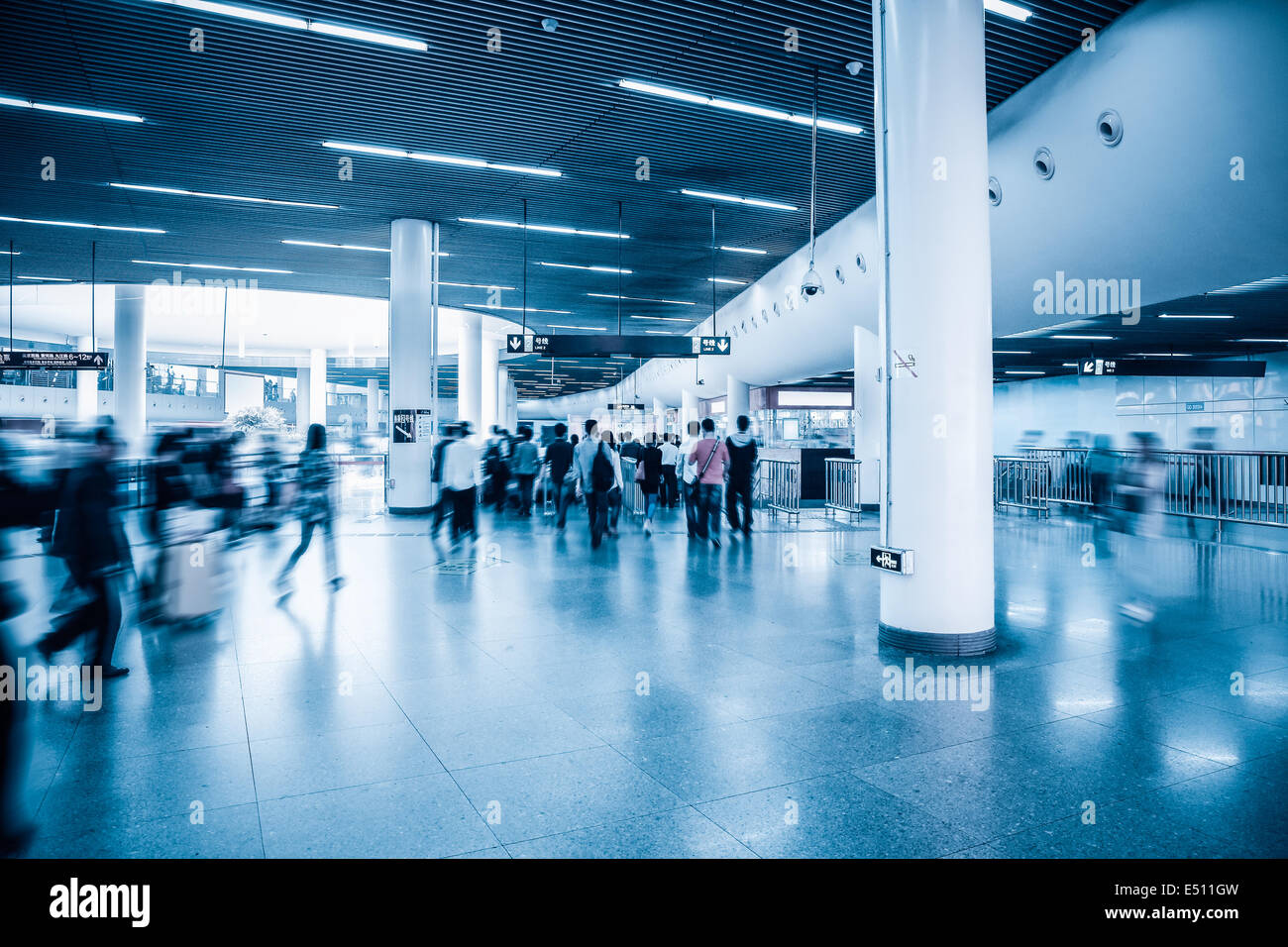 Passagieren Bewegungsunschärfe in u-Bahnstation Stockfoto