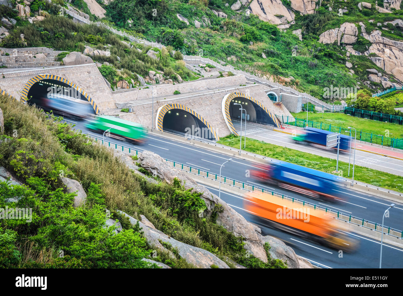Tunnel mit Container-LKW Stockfoto