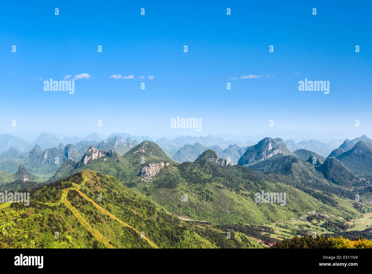 schöne Karst-Hügel-Landschaft Stockfoto