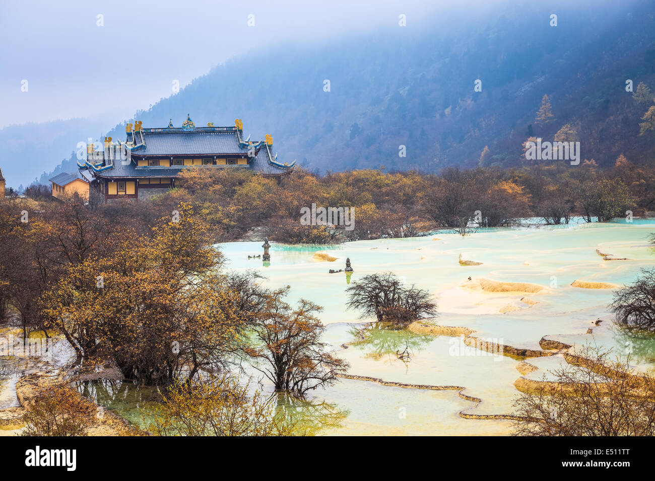 Huanglong Landschaft mit Travertin-Teich Stockfoto