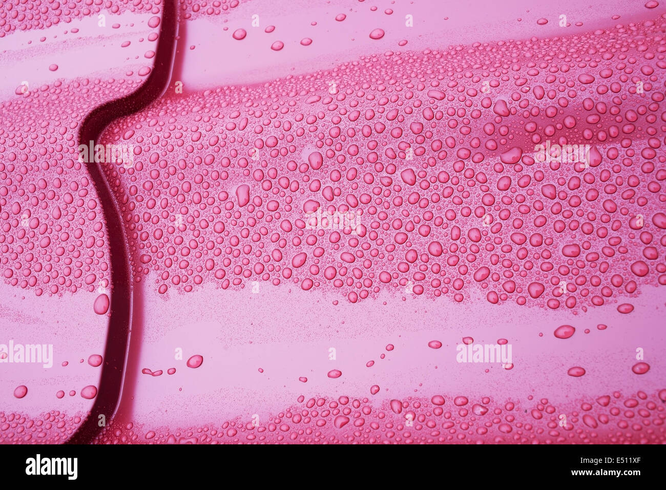 Tropfen Wasser auf dem Dach Stockfoto