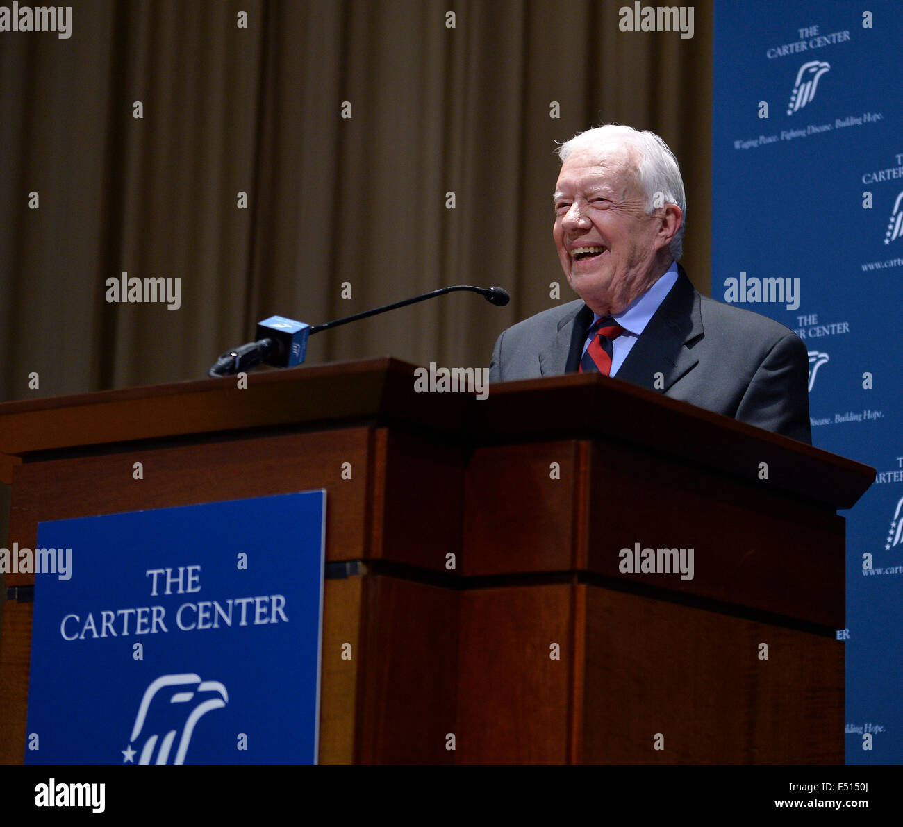 Atlanta, USA. 17. Juli 2014. Ehemaliger US-Präsident Jimmy Carter spricht bei der Eröffnungsfeier eine chinesische Malerei Ausstellung zum Gedenken an den 35. Jahrestag der Aufnahme diplomatischer Beziehungen der Sino-US Carter Center in Atlanta, USA. Bildnachweis: Xinhua/Alamy Live-Nachrichten Stockfoto