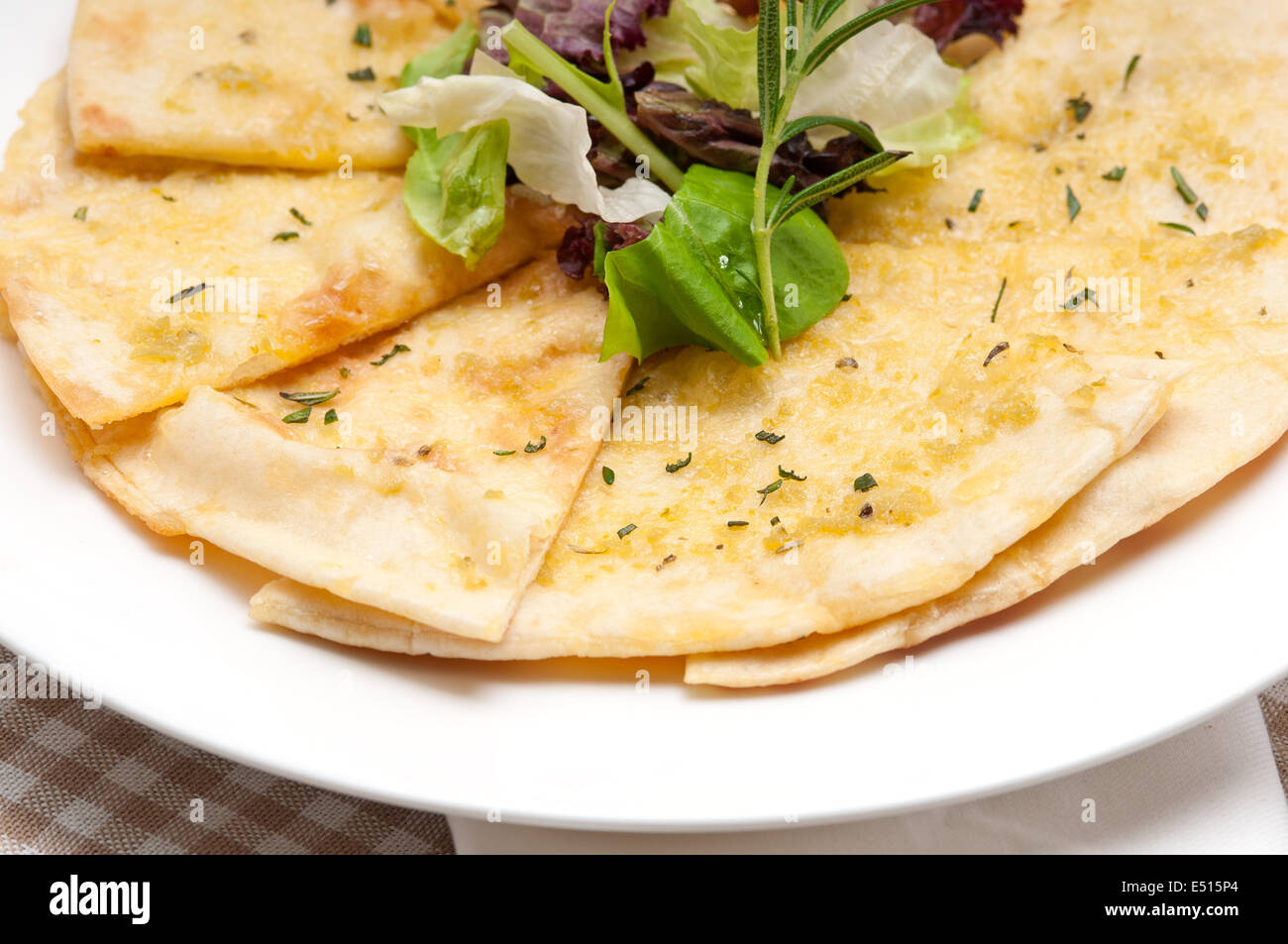 Knoblauch-Pita-Brot-Pizza mit Salat an der Spitze Stockfoto