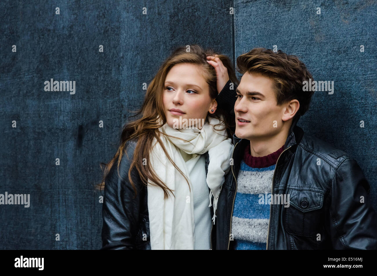 Paar In Winterkleidung wegschauen Stockfoto