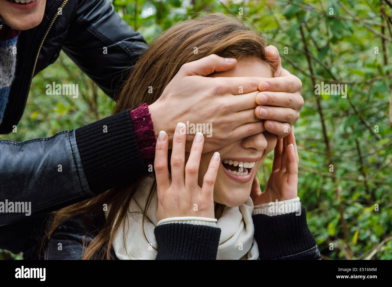 Hände über die Augen Frau im Park Stockfoto