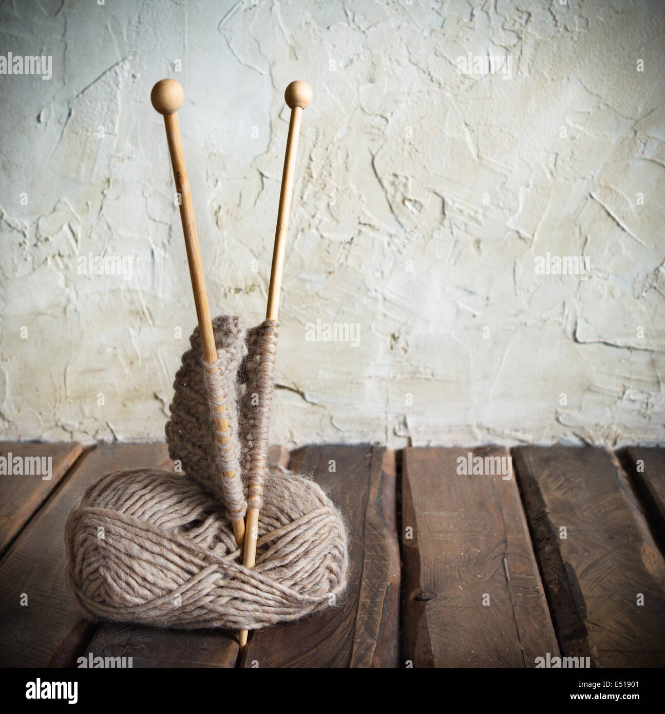 Wollknäuel auf einem Holztisch Stockfoto