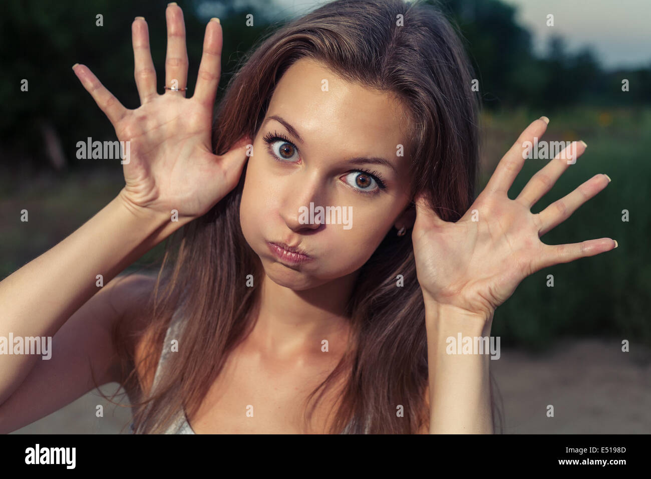 Frauen im Freien, Grimassen Stockfoto