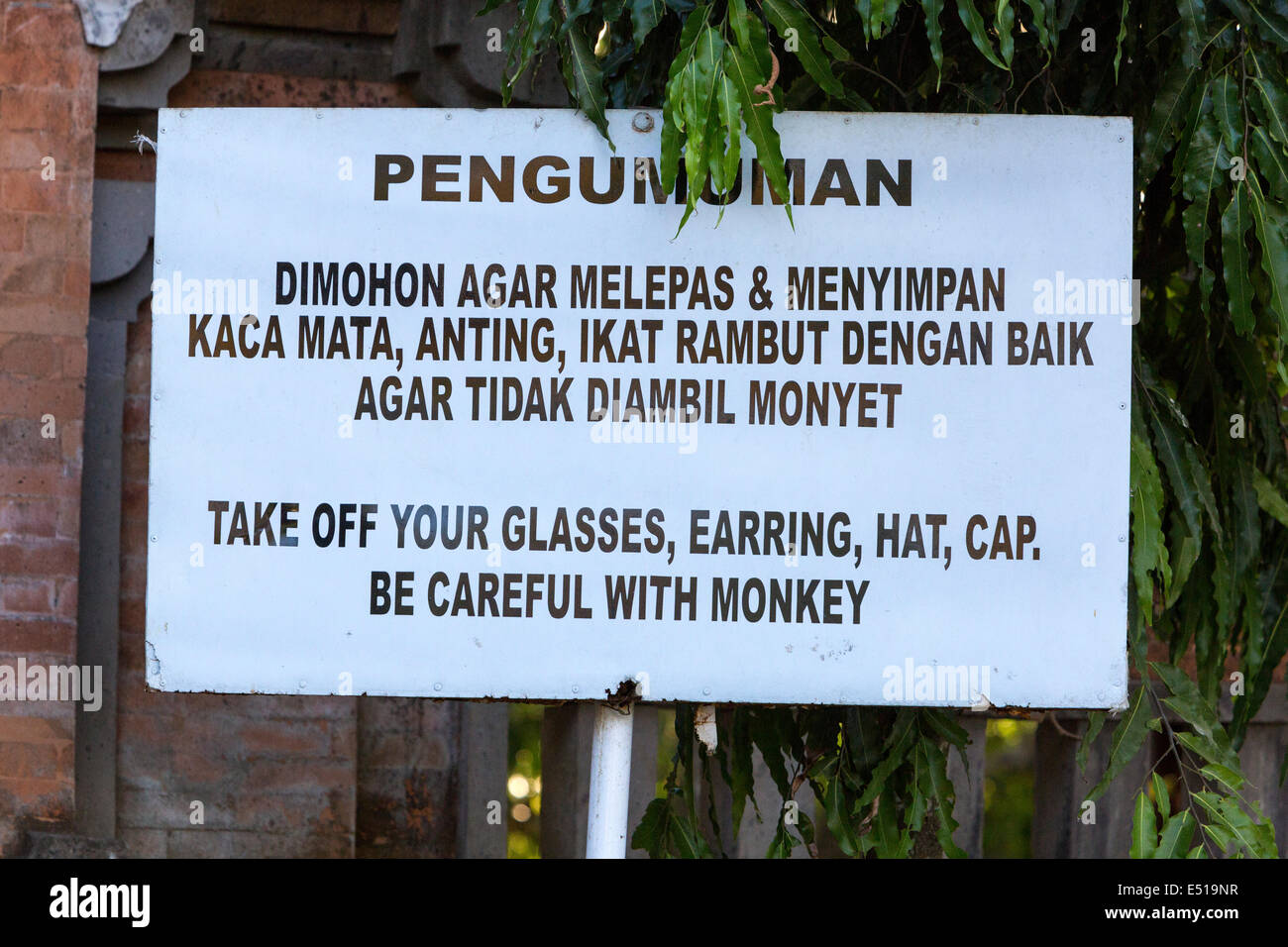 Bali, Indonesien.  + Zeichen Warnung Warnung für Affen sein.  Kecak-Tanz, Arena neben Uluwatu Tempel. Stockfoto