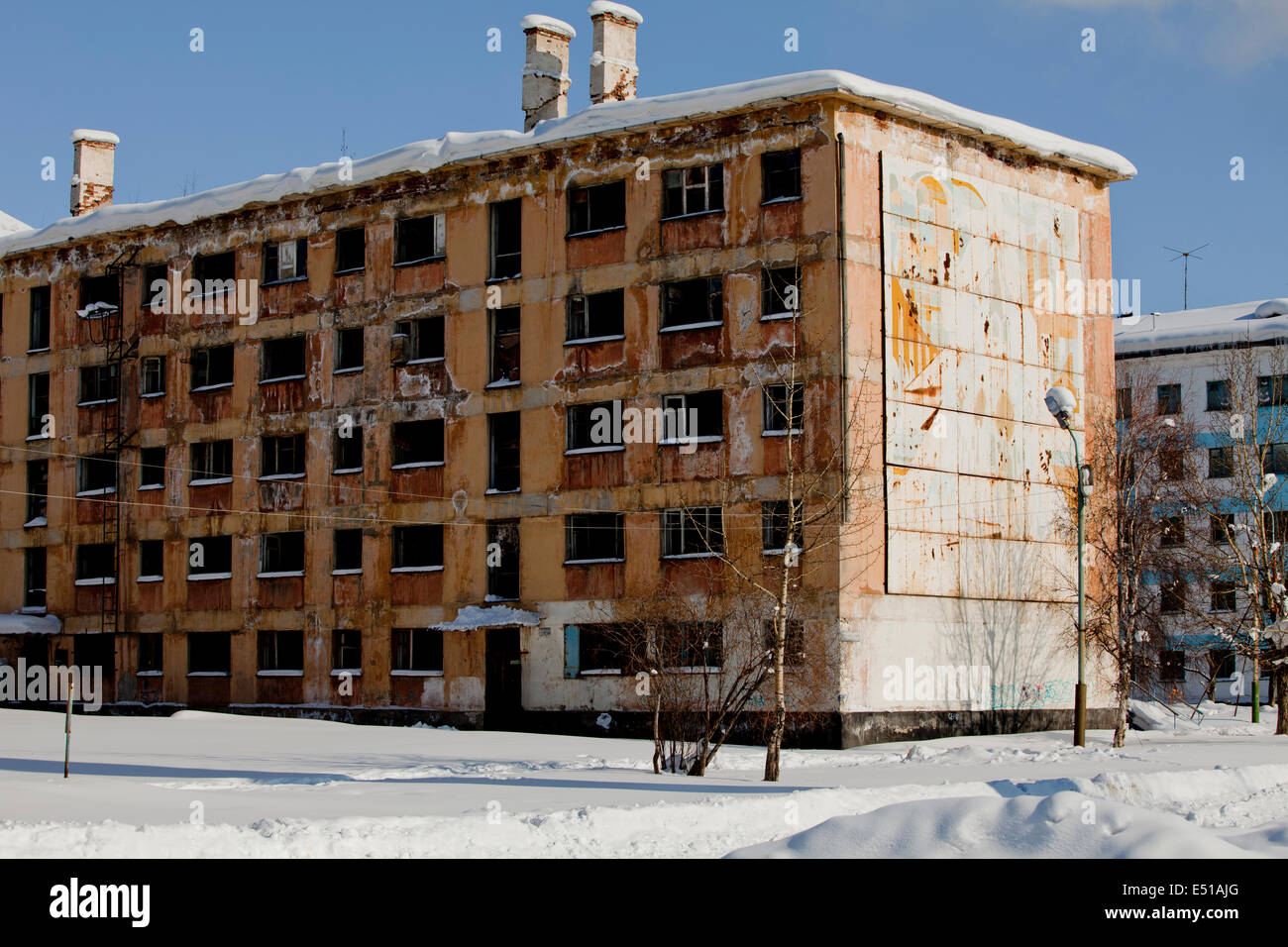 Russische Stadt Gebäude Block Wohnungen Schnee windows Stockfoto