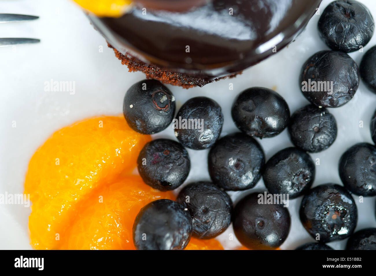 Schokolade und Obst Kuchen Stockfoto