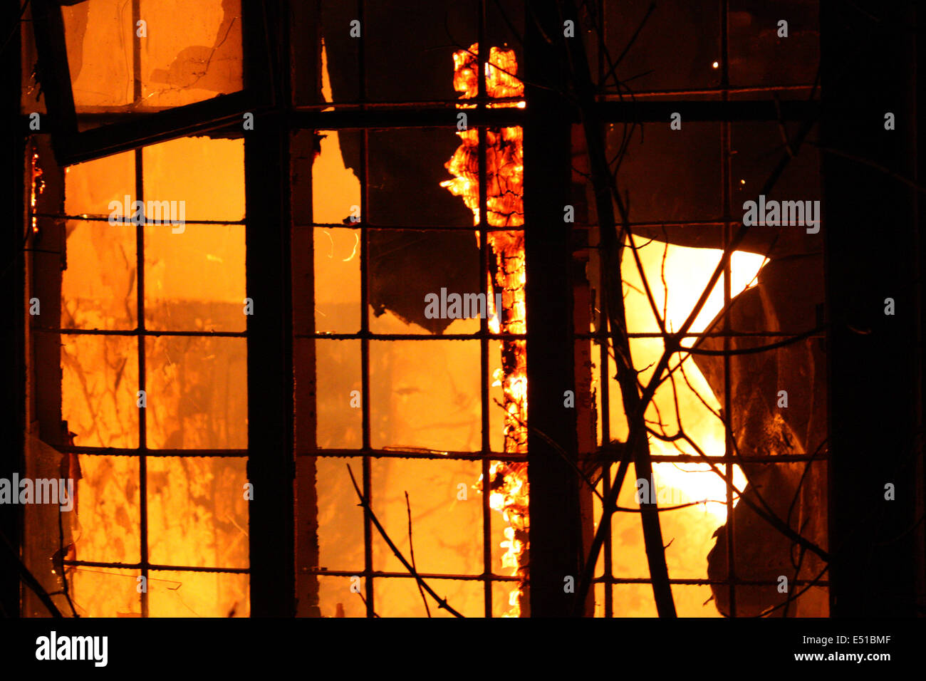 Haus in Flammen brennen Stockfoto