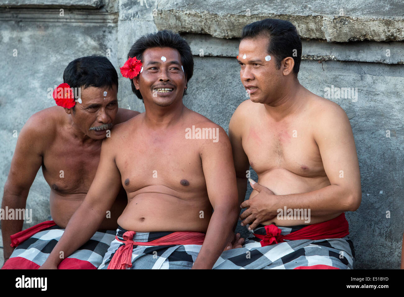 Bali, Indonesien.  Männer warten auf Beginn der Kecak-Tanz, Arena neben Uluwatu Tempel. Stockfoto