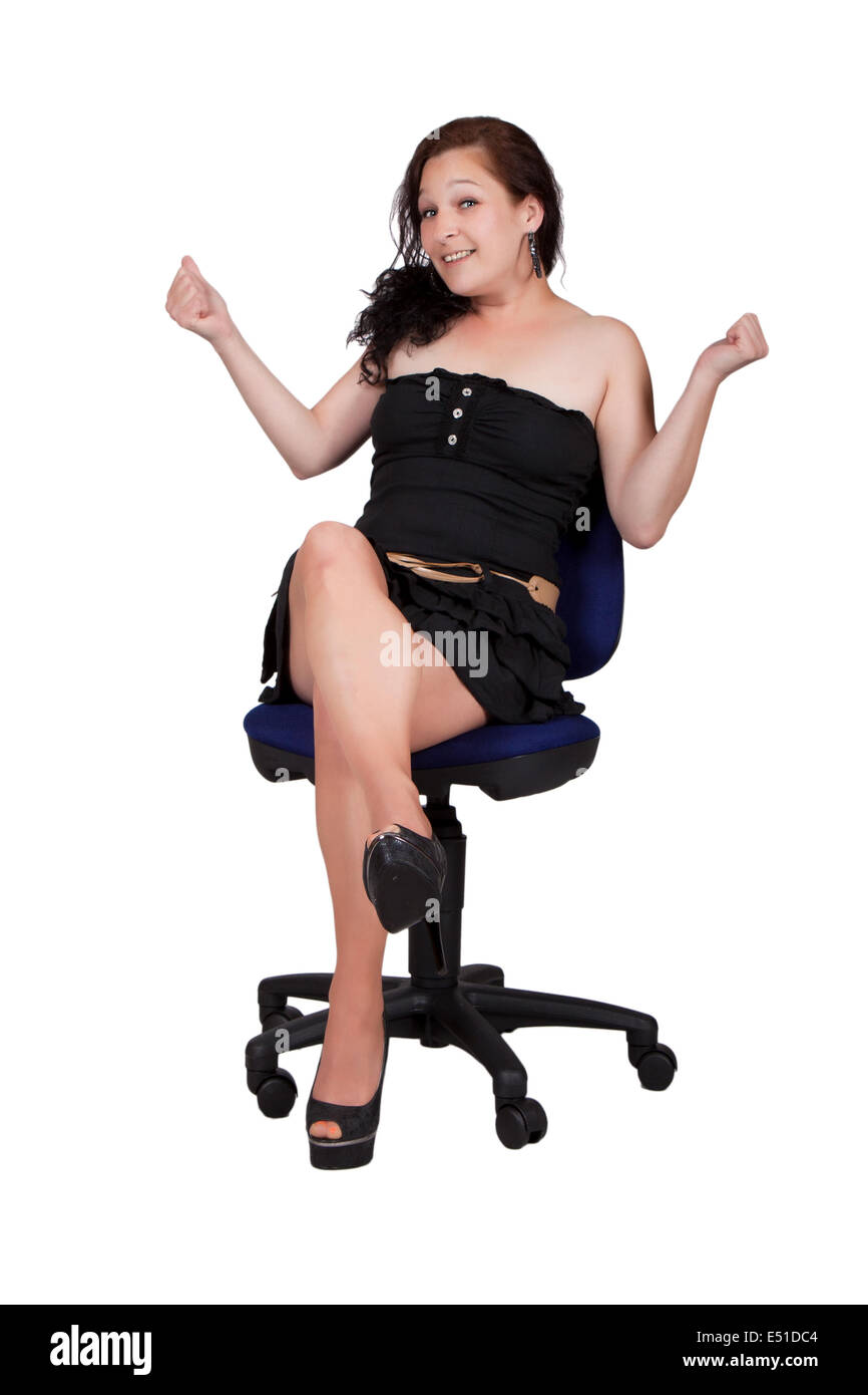 Langhaarige Frau auf einem Stuhl Stockfoto