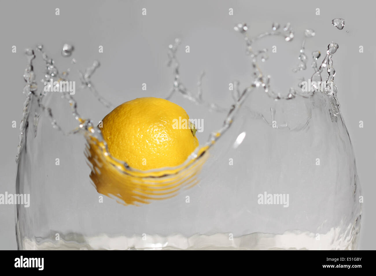 Zitrone, planschen im Wasser Stockfoto
