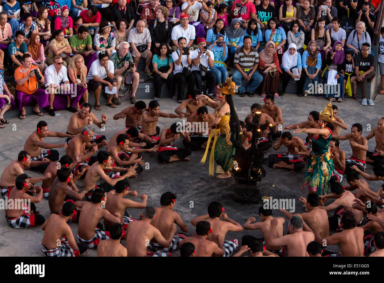 Bali, Indonesien.  Zuschauer beobachten die Kecak-Tanz in einer Arena neben Uluwatu Tempel. Stockfoto