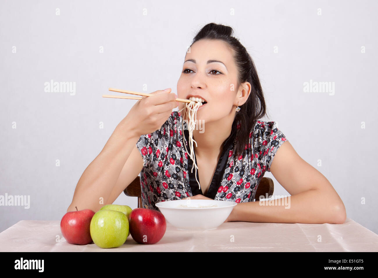 Frau essen Nudeln Stockfoto