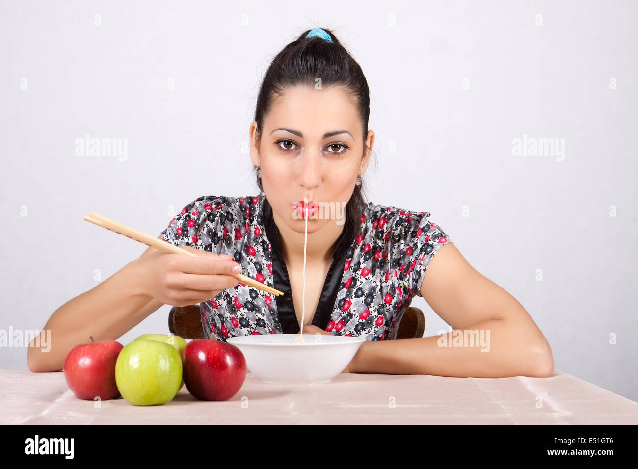 Frau essen Nudeln Stockfoto
