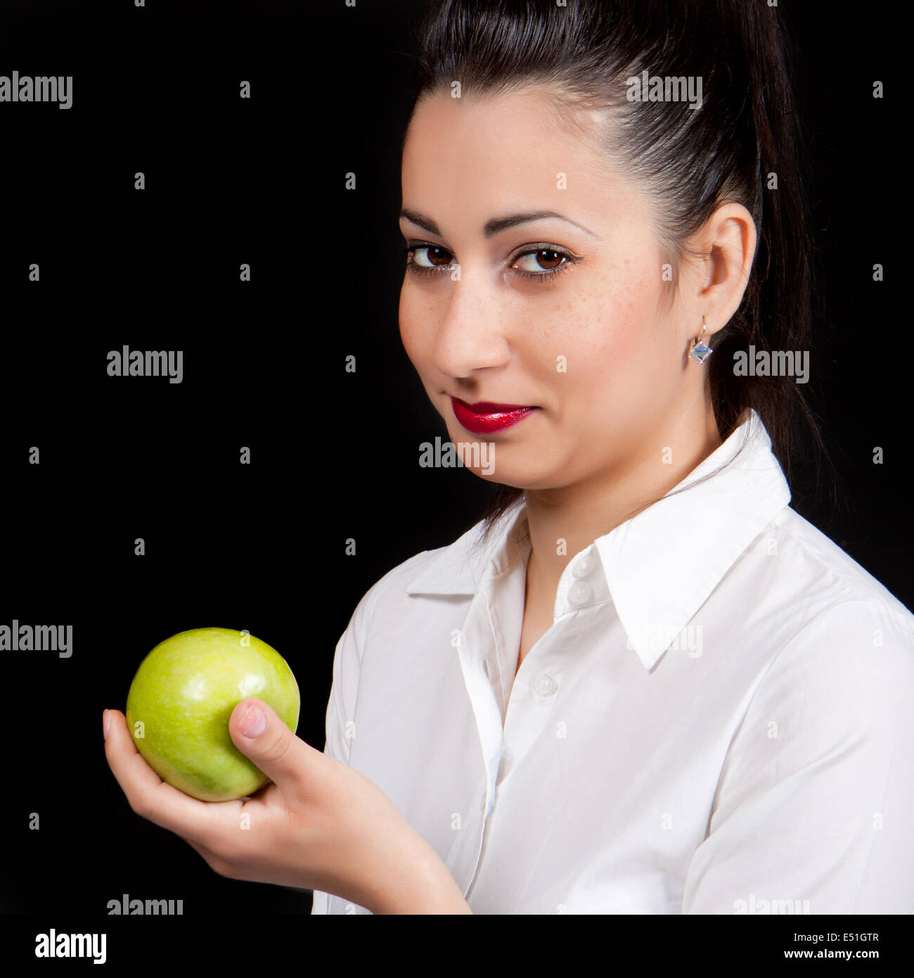 Frau grünen Apfel essen Stockfoto