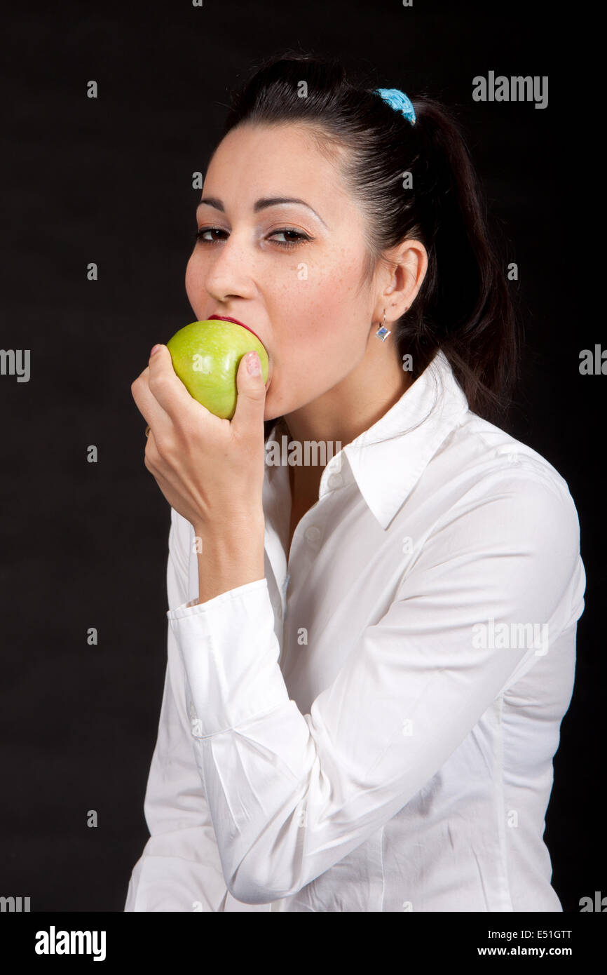 Frau grünen Apfel essen Stockfoto
