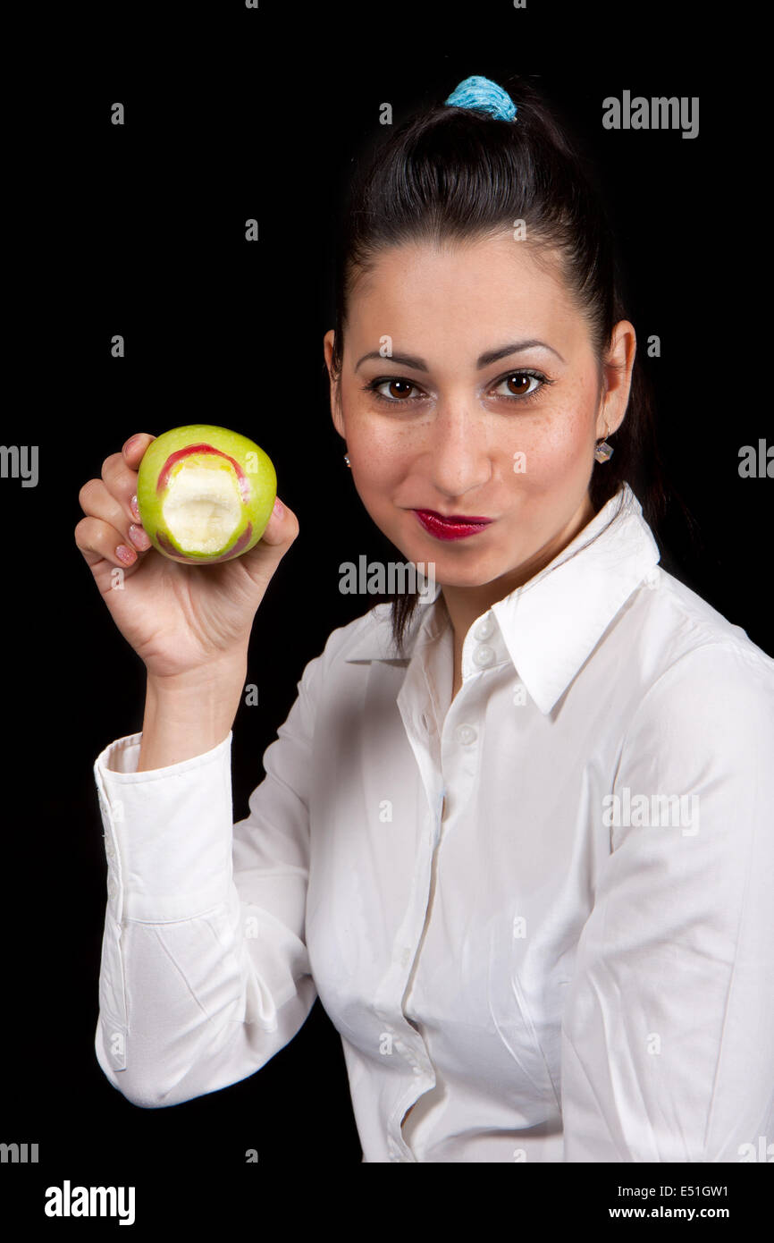 Frau grünen Apfel essen Stockfoto