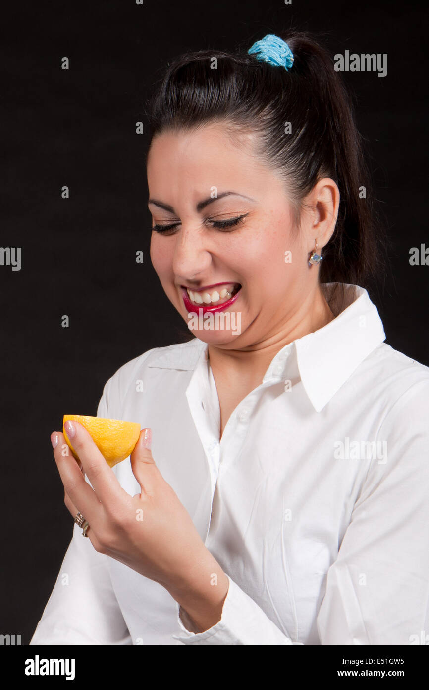 Frau Essen gelbe Zitrone Stockfoto