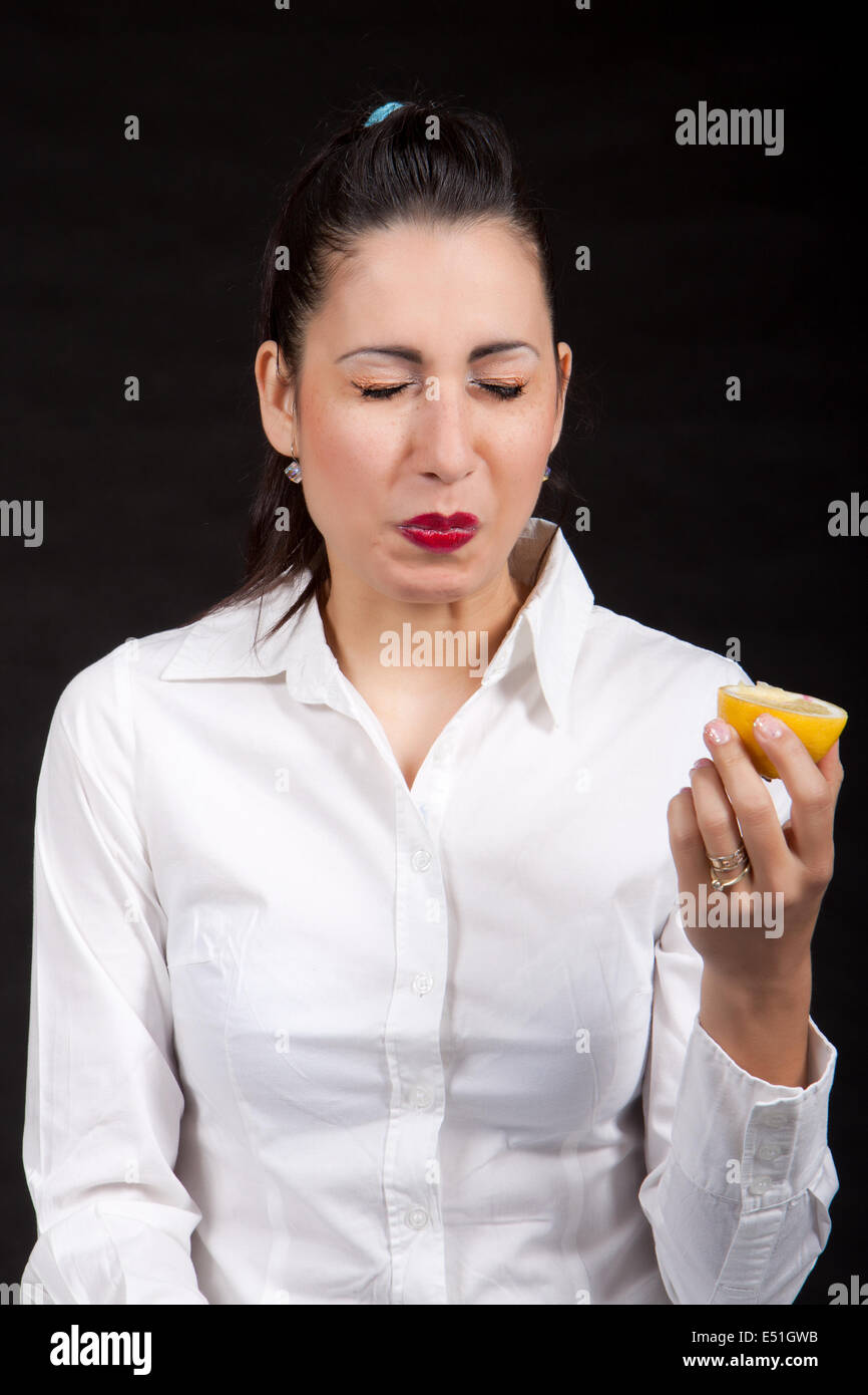 Frau Essen gelbe Zitrone Stockfoto