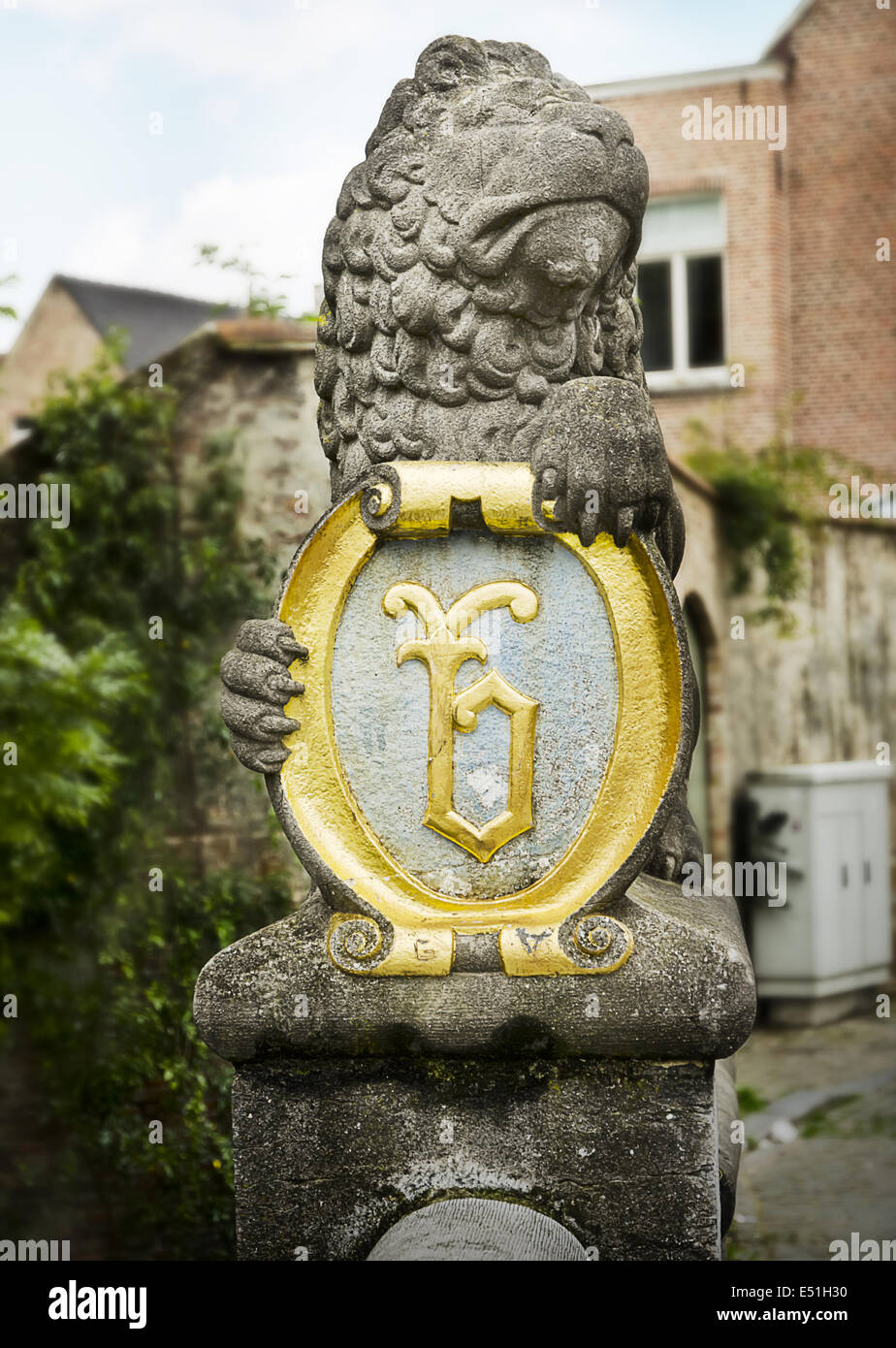 Löwe mit Wappen Stockfoto