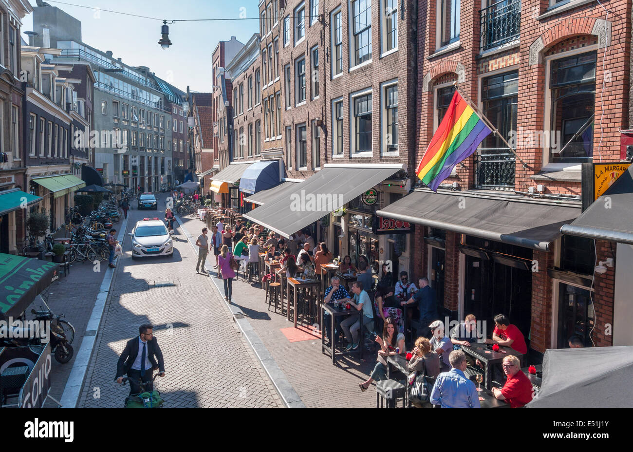 Amsterdam Reguliersdwars Reguliersdwarsstraat outdoor bars Regenbogenfahne im traditionellen Herzen der schwulen LGBT-Gemeinschaft Stockfoto