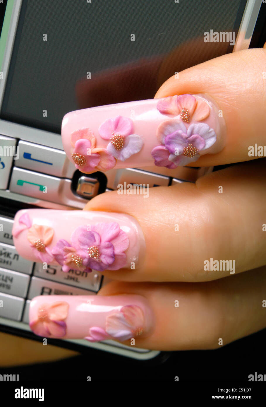 Zarte Frauenhand mit eine schöne Maniküre Stockfoto