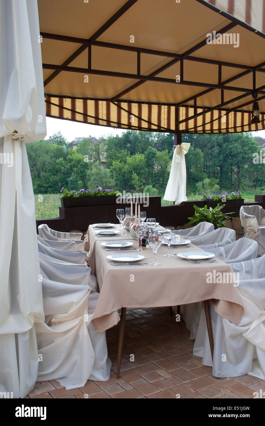 Tabelle-Setup im Hotelrestaurant Stockfoto