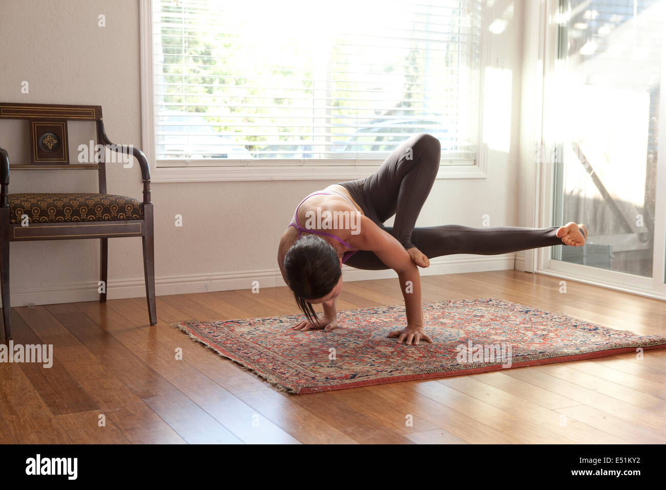 Frau beim Yoga zu Hause Stockfoto