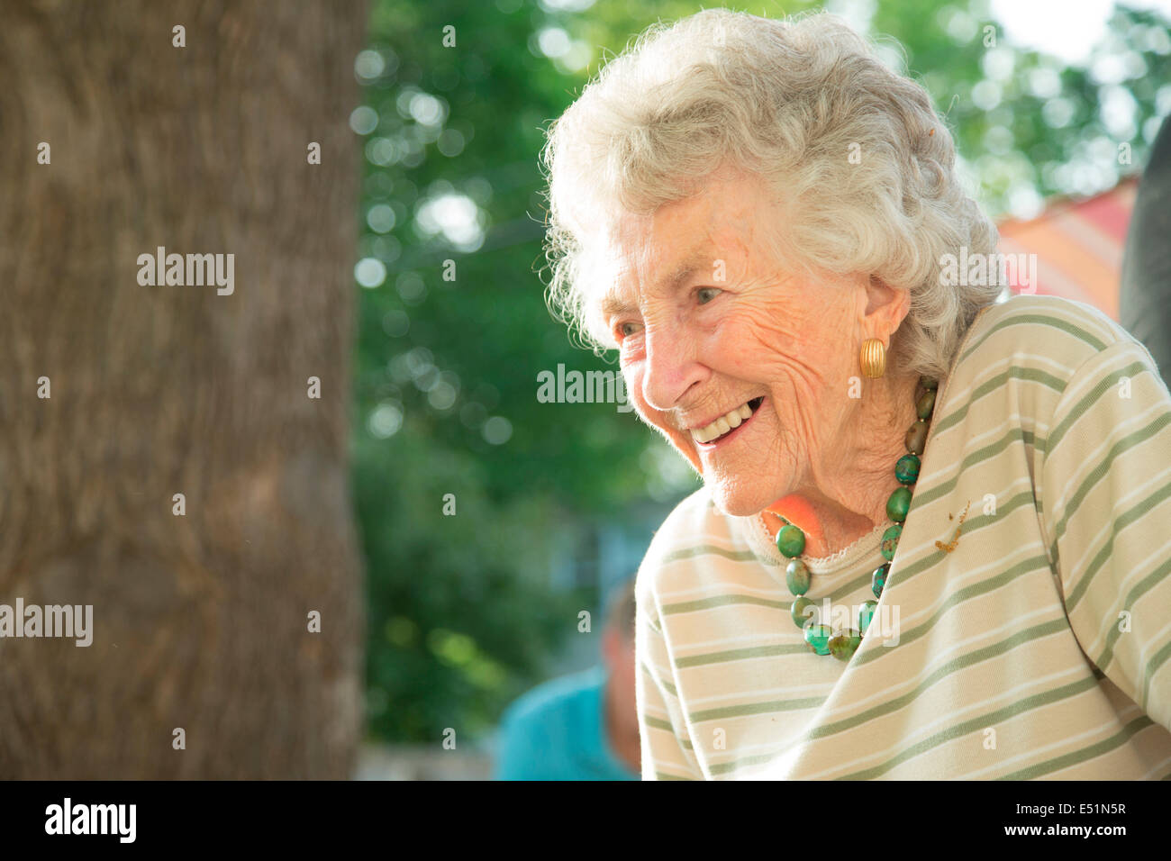 Ältere Frau lächelnd im freien Stockfoto