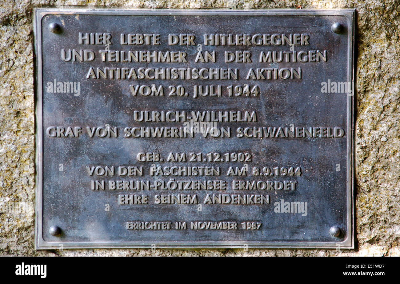 Rostock, Deutschland. 16. Juli 2014. Ein Placque Denkmal für Hitler-Gegner Ulrich-Wilhelm Graf Schwerin von Schwanenfeld, der von den Nazis im Jahre 1944 im Park in Göhren in der Nähe von Rostock, Deutschland, 16. Juli 2014 hingerichtet wurde. Die neue Dauerausstellung "Bauern gegen den Nationalsozialismus" mit Porträts von 31 Frauen und Männern und die Namen der 120 anderen mutigen Menschen wurde feierlich eröffnet am 18 Juli 2014at die alten Bräuche in Göhren Haus. Foto: BERND WUESTNECK/Dpa/Alamy Live News Stockfoto