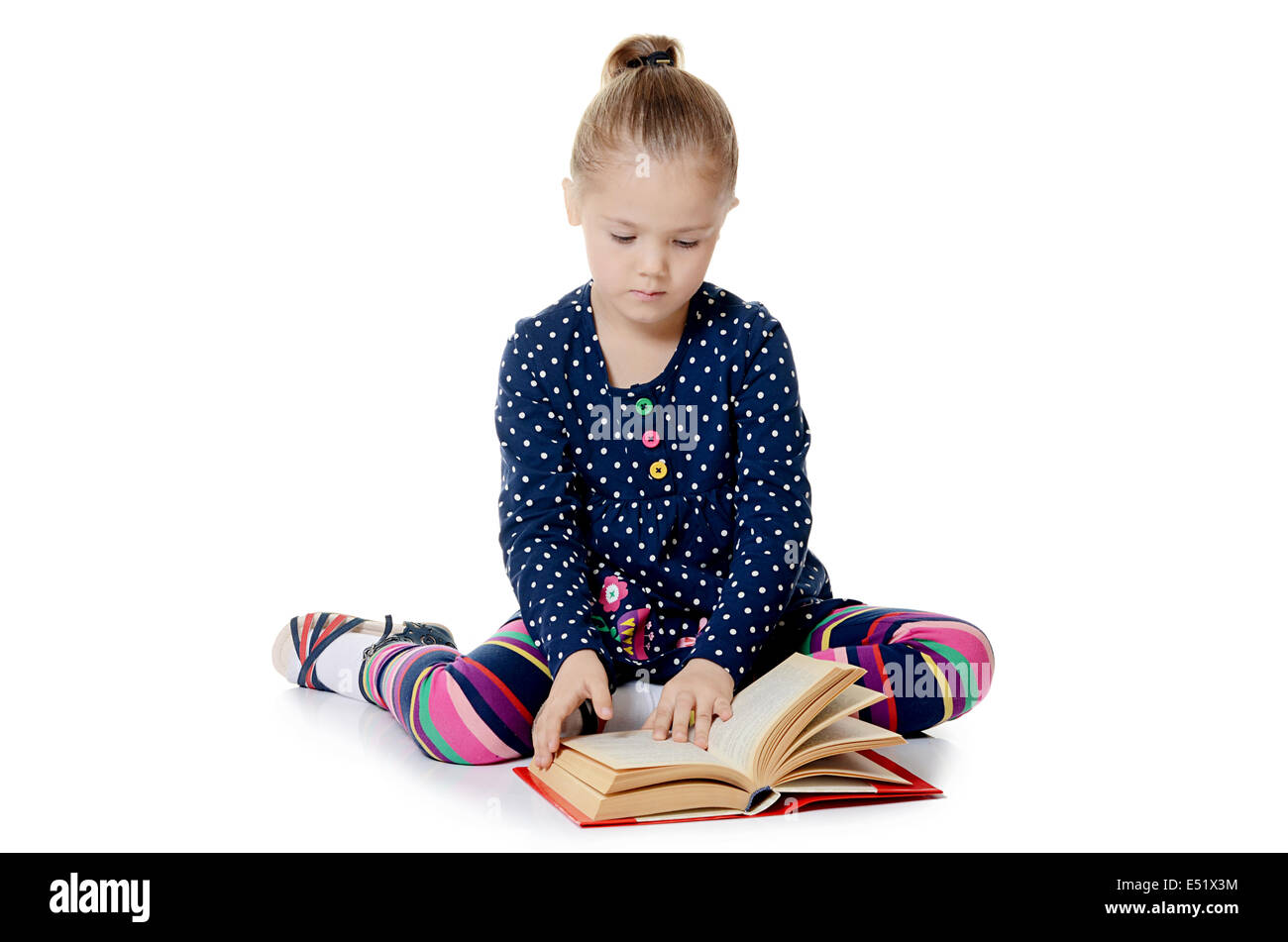 Mädchen lesen Buch isoliert auf weiss Stockfoto