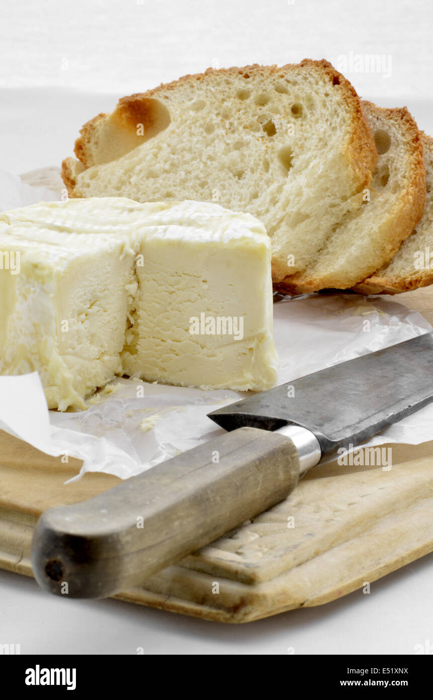 Brillat Saverin an Bord mit Brot Stockfoto