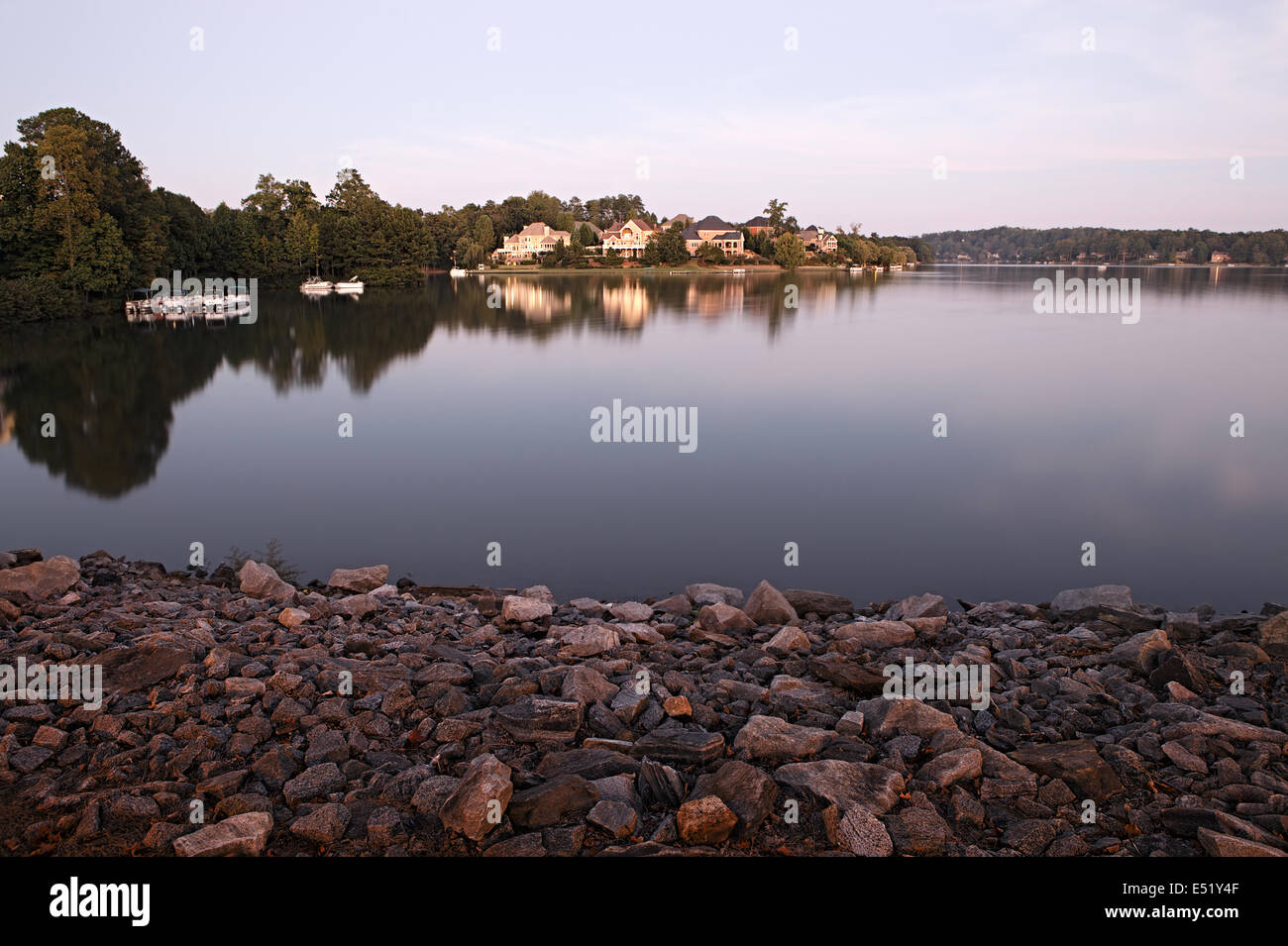 Häuser am See Stockfoto Häuser am See Stockfoto