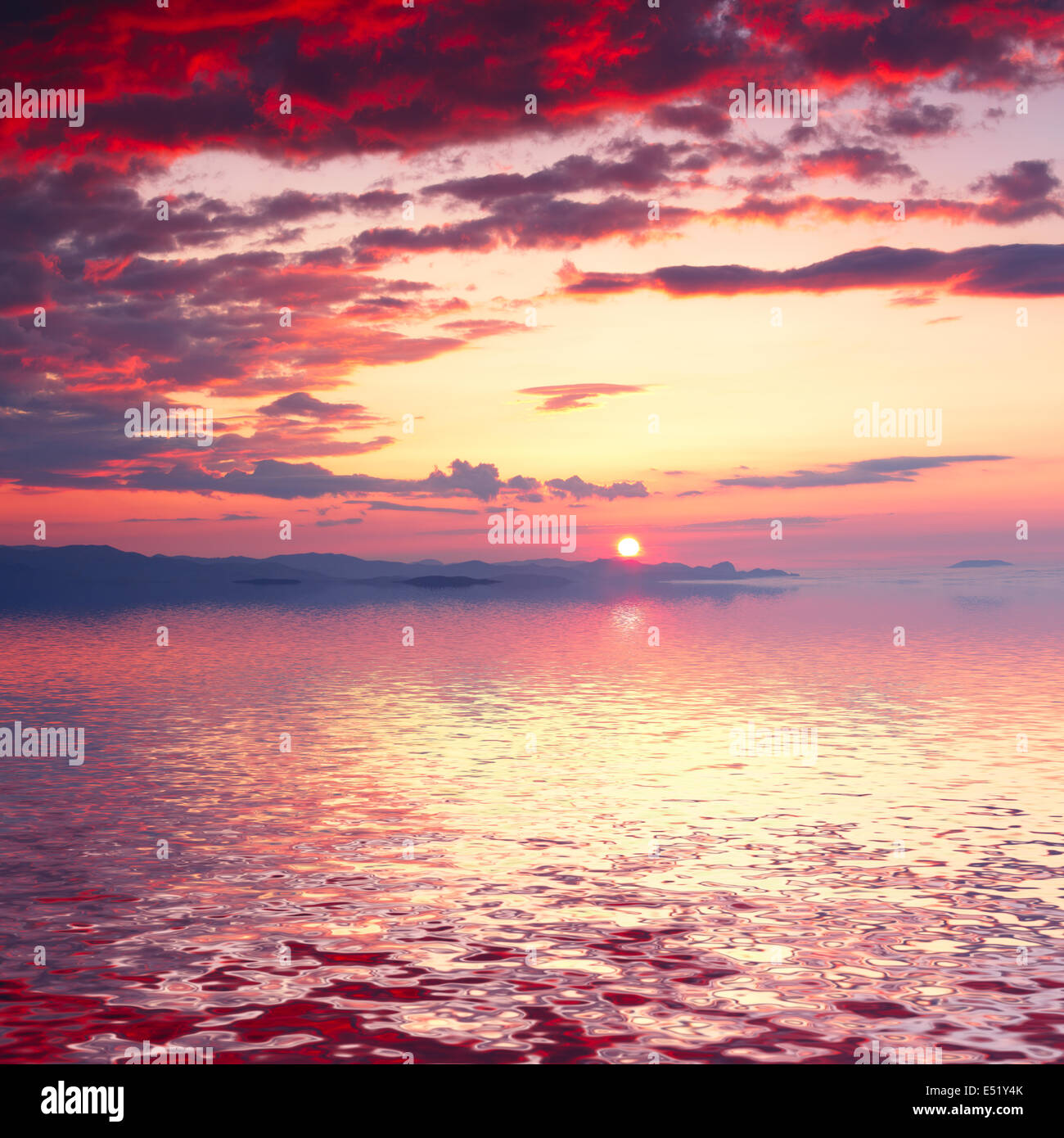 Berg Lake trübe Sonnenaufgang Stockfoto