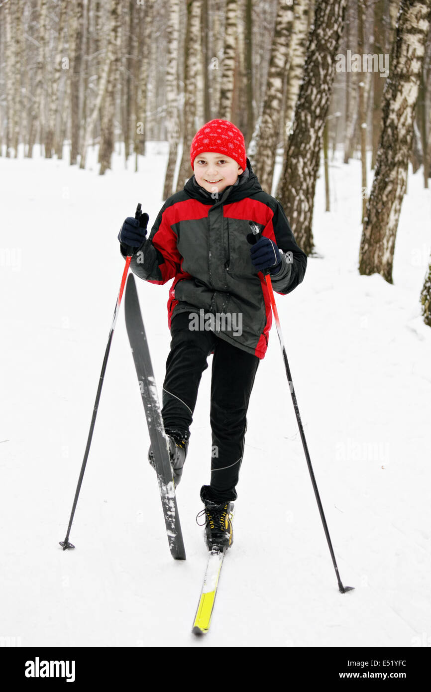 Junge auf Skiern Stockfoto