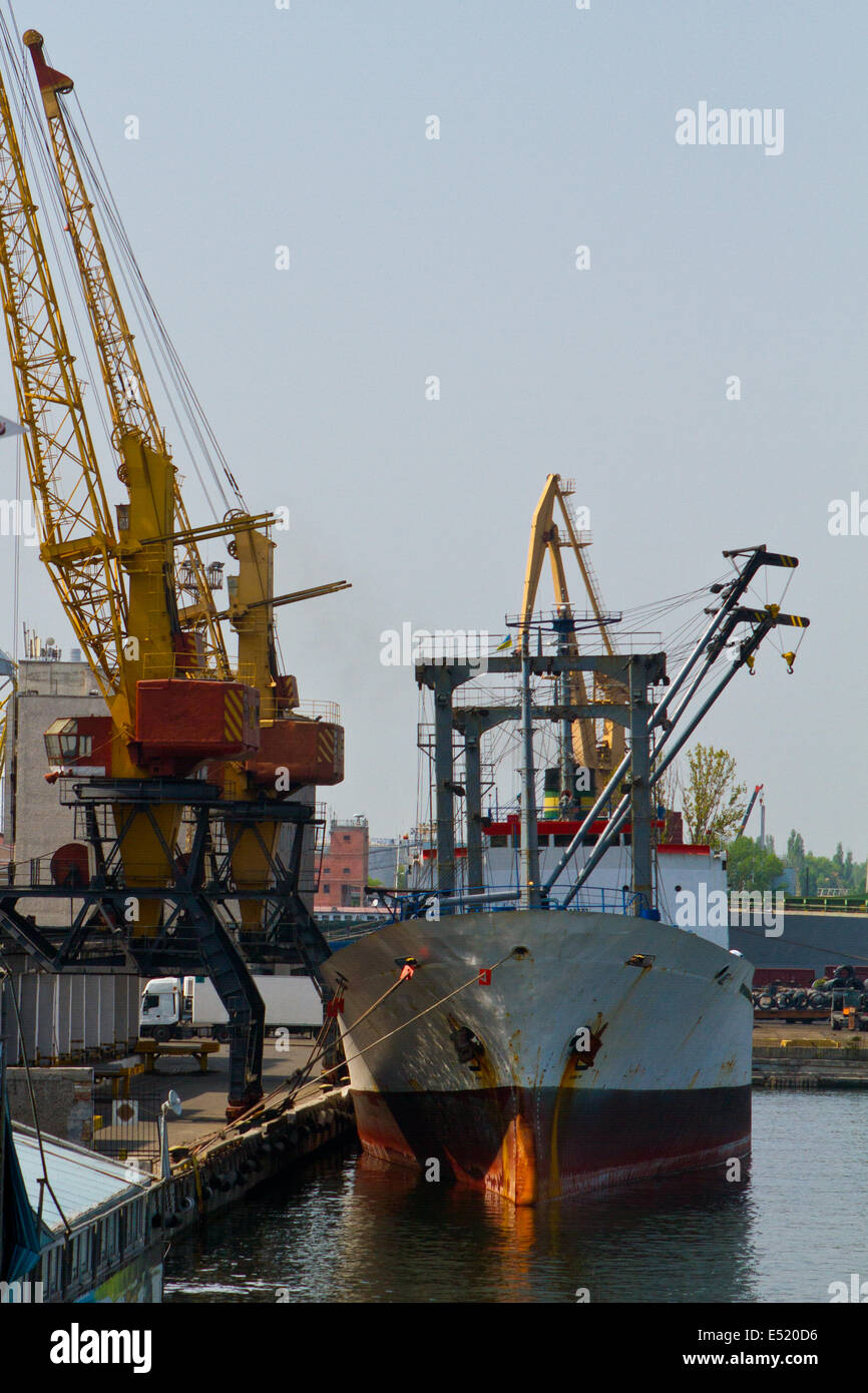 Schiff und Getreide Trockner im Hafen Odessa Stockfoto