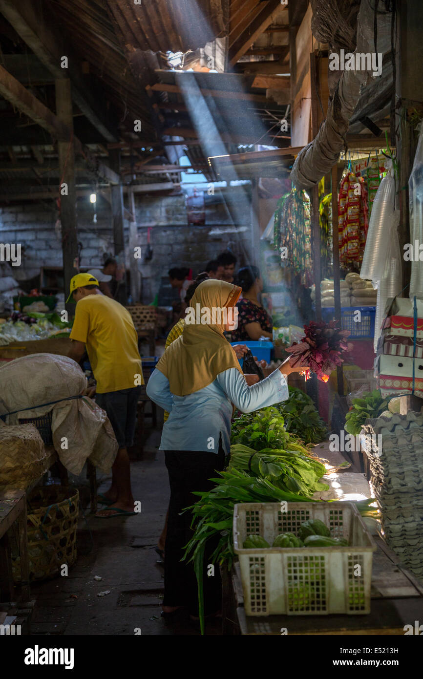 Jimbaran, Bali, Indonesien.  Frau Gemüse auf dem Markt zu kaufen. Stockfoto