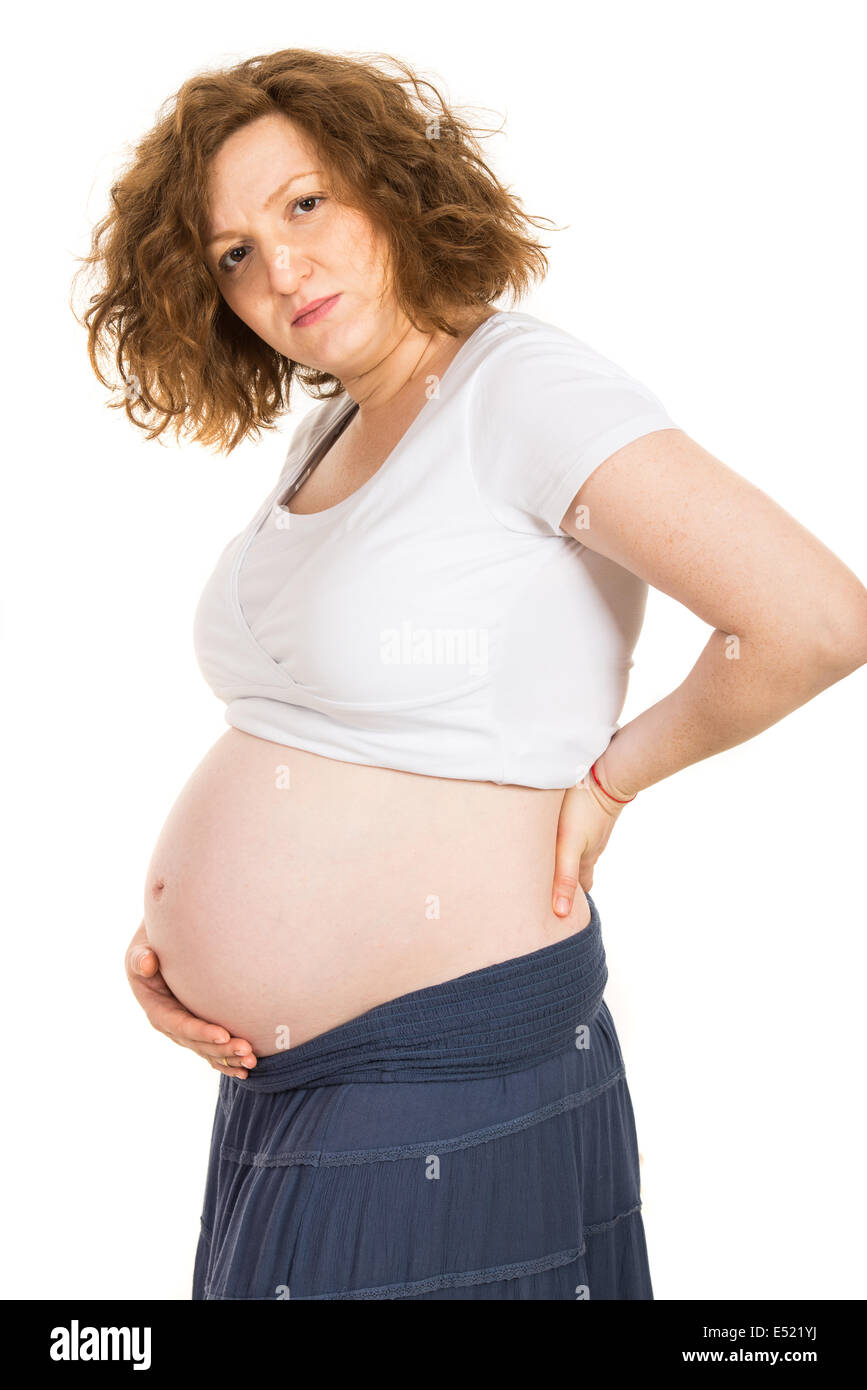 Verletzt schwangere Frau mit Rückenschmerzen und Magenschmerzen isoliert auf weißem Hintergrund Stockfoto