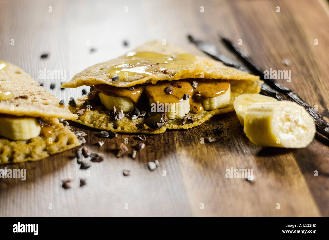 Banana Pancakes Wit Choco Chips auf Tisch Stockfoto
