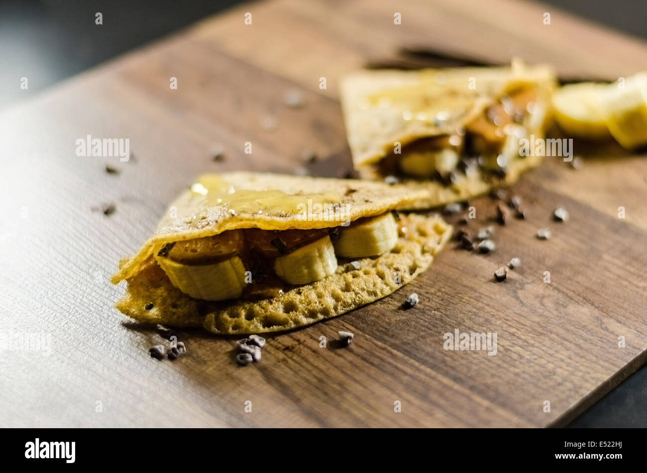 Bananenpfannkuchen mit Choco Chips am Tisch Stockfoto