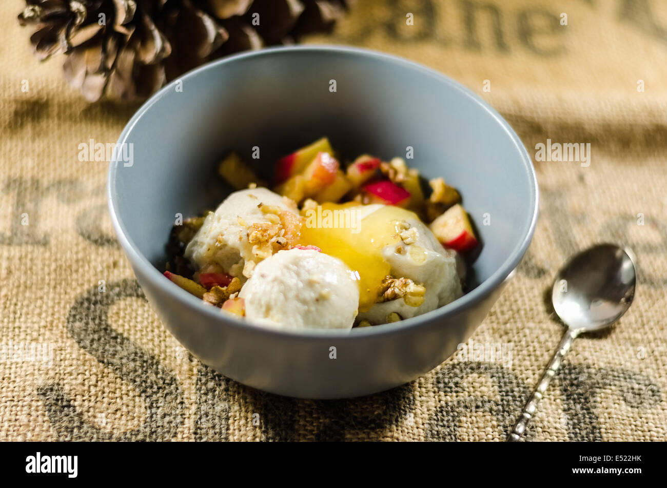 Joghurt; Schneiden Sie Obst; Und Apfelmus In Schüssel Stockfoto