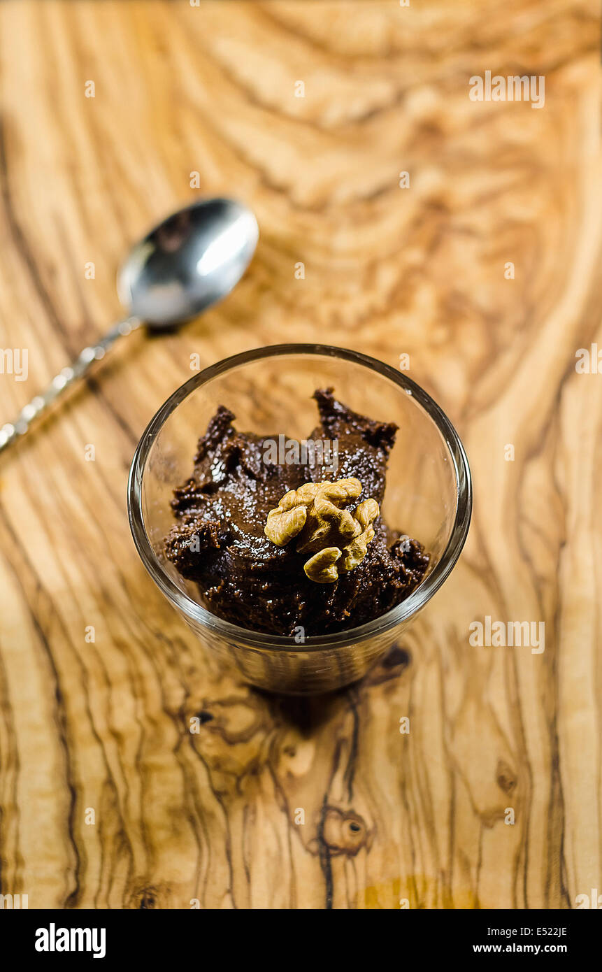 Leckere Schokolade Fudge auf Holztisch Stockfoto