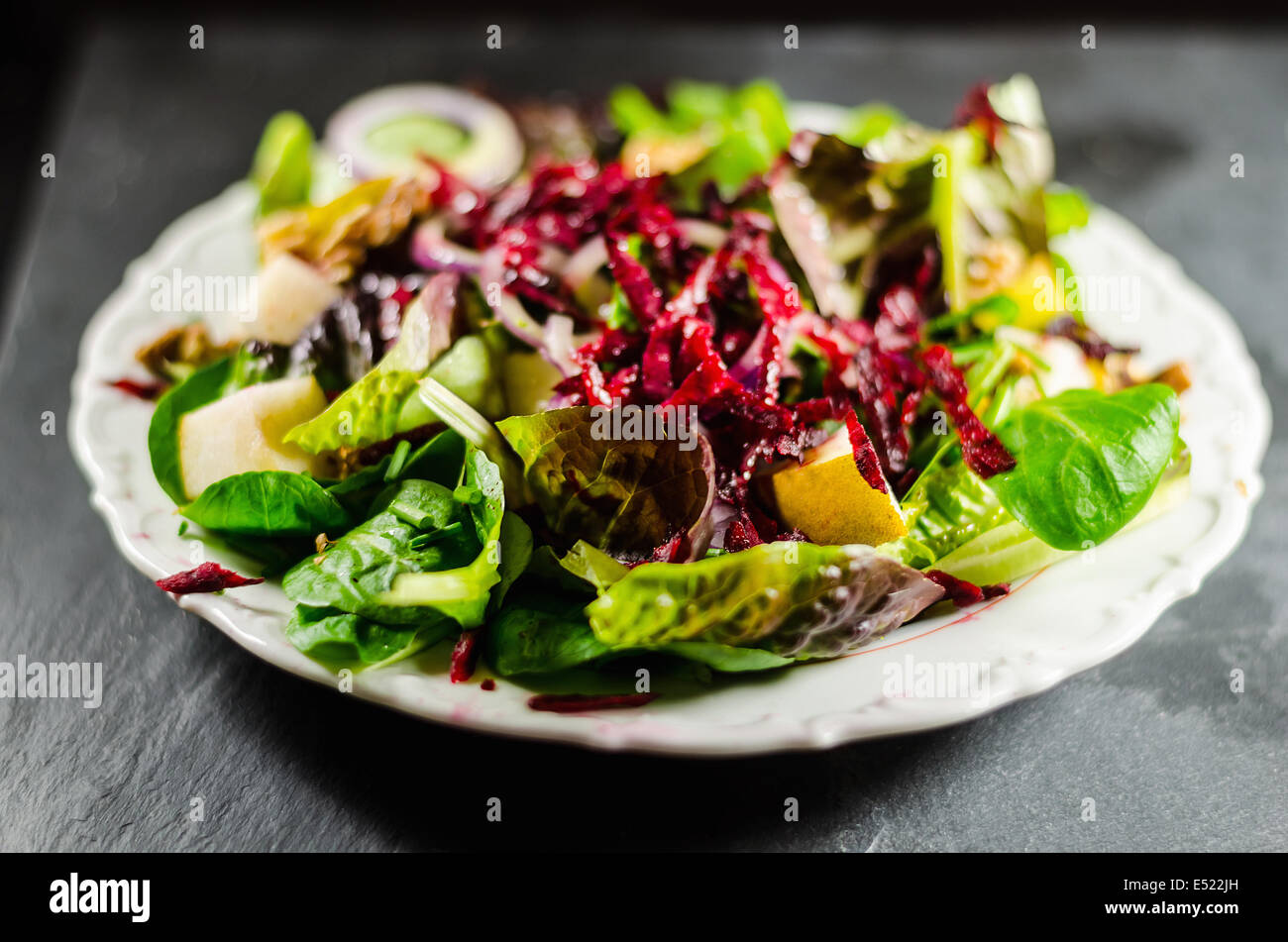 Nahaufnahme von nahrhaften Salat auf Teller Stockfoto