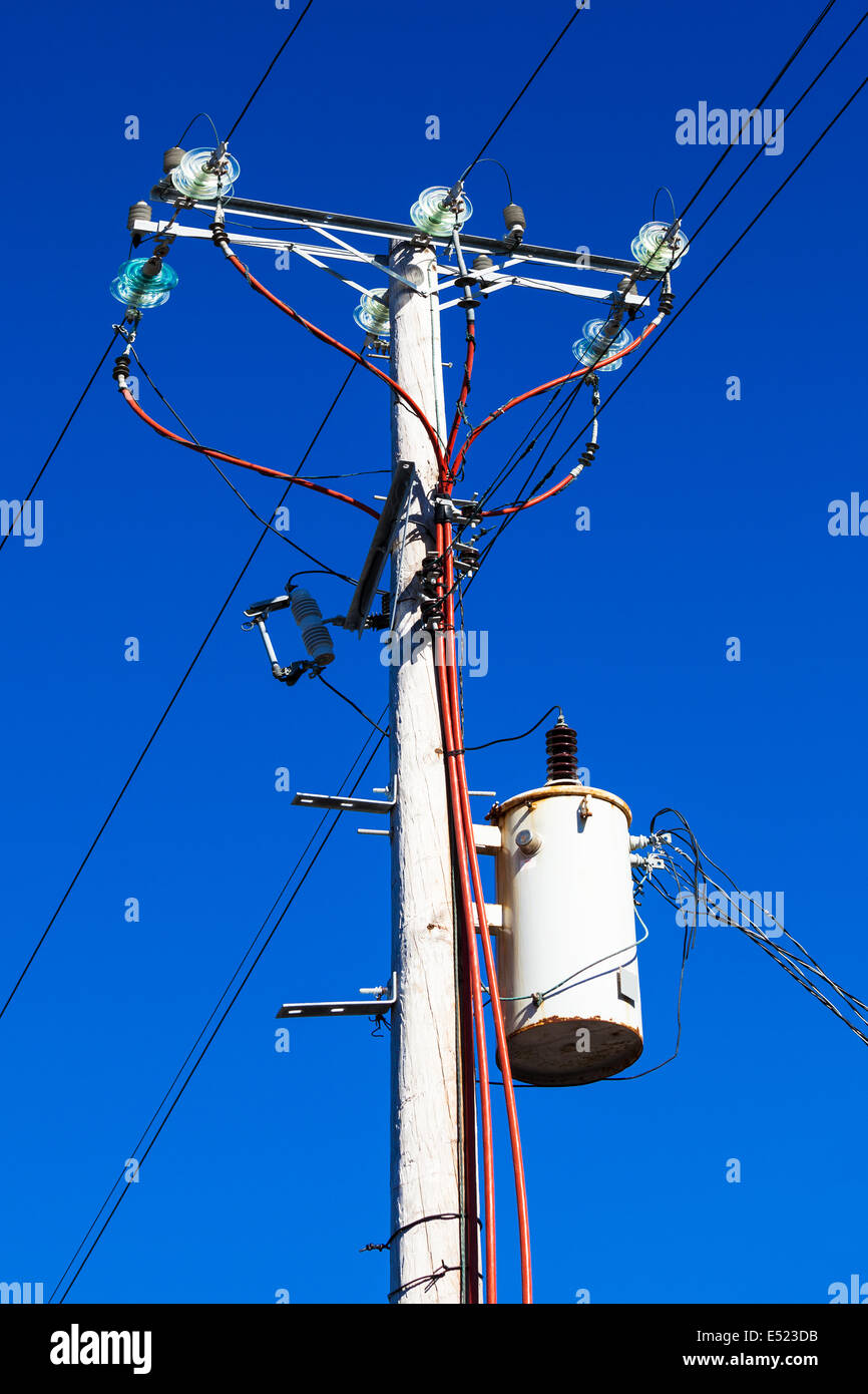 Post mit elektrischen Leitungen Stockfoto