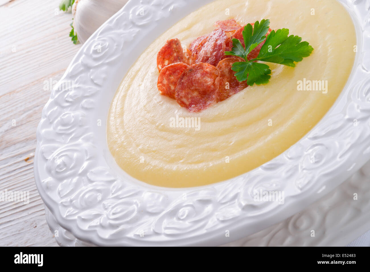 Kartoffel-Creme-Suppe mit Chorizo und Knoblauch Stockfotografie - Alamy