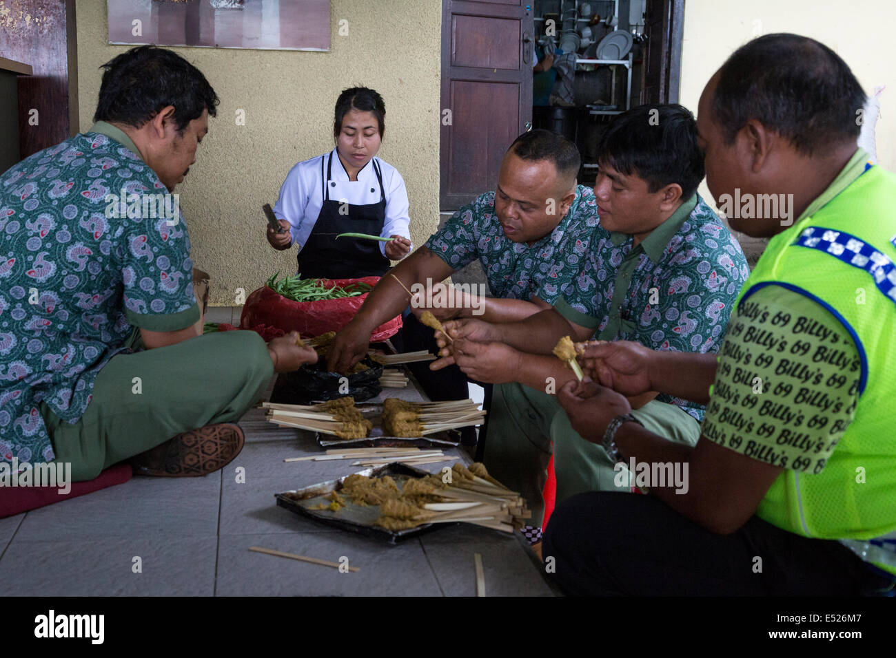 Jatiluwih, Bali, Indonesien.  Spieße in Vorbereitung für Chicken Satay aufsetzen Chicken. Stockfoto